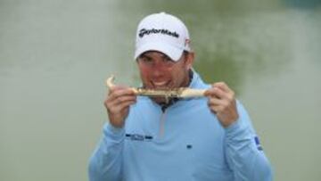 El escocés Richie Ramsay con el trofeo obtenido este domingo en Agadir.