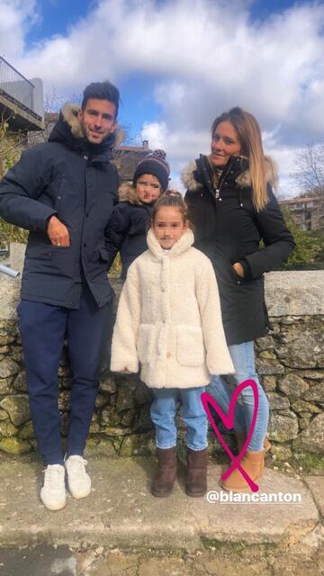 El delantero acudió a este reencuentro tan especial acompañado de su familia, concretamente de su pareja Blanca y de sus dos hijos: Fabio y Lucía. Este viaje llegó apenas un mes después de que celebraran su aniversario con románticos mensajes a través de Instagram: "Por muchos aniversarios, muchos besos, muchas caricias, muchas miradas, muchos abrazos... Por muchos buenos y malos momentos. En cada acierto, en cada error. Por todos los momentos maravillosos que vivo a tu lado. "Te quiero!", escribió.