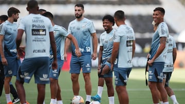 Soccer Football - Copa Libertadores - Final - Palmeiras v Santos - Stadium visit - Estadio Maracana, Rio de Janeiro, Brazil - January 29, 2021 Santos&#039; Marinho with teammates during the stadium visit Pool via REUTERS/Ricardo Moraes