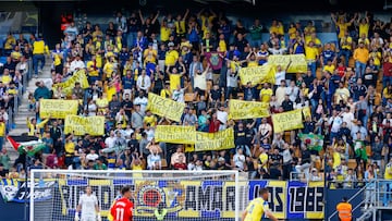 Las protestas de la afición del Cádiz.