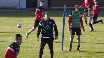 Curro Torres al frente del entrenamiento del Lugo.