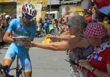 Nibali firma autógrafos en la salida. 