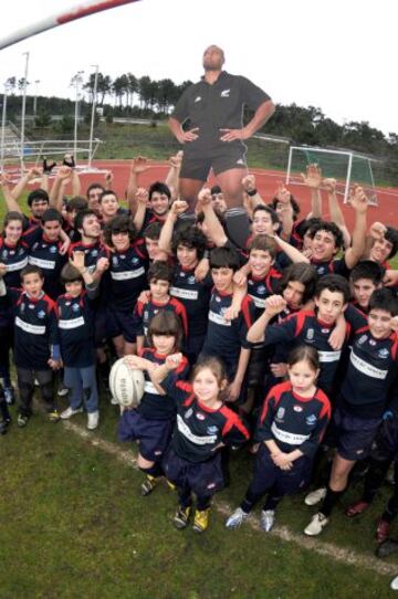 Cantera del equipo de rugby Vigo club con el póster de Lomu al que han mandado un mensaje en una botella para que les ayude a evitar la desaparición del club.