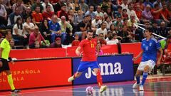 Chino controla un balón durante un partido de la selección española de fútbol sala.