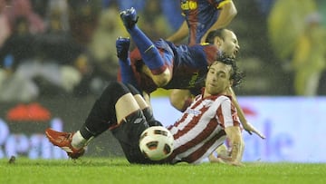 La entrada de Amorebieta a Iniesta que fue el detonante de su desencuentro con la grada de San Mamés.