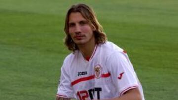 <b>ESTRENO. </b>Alexis, que jugará con el dorsal 23, fue presentado por José María del Nido.