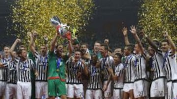 Mauricio Isla, abrazado con Fernando Llorente, celebra la Supercopa de Italia.