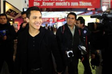 Alexis Sánchez en su llegada al aeropuerto de Schwechat.