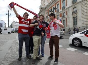Los seguidores del Bayern Munich toman Madrid para animar a su equipo en el partido de ida de las semifinales de la Champions League que se disputará hoy en el Santiago Bernabéu.