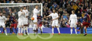 Partido Real Madrid - Barcelona. Messi lanza un libre directo