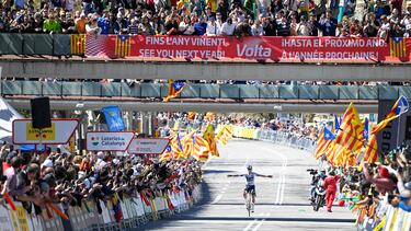 Primoz Roglic de Red Bull-BORA-hansgrohe celebra en la meta su victoria de etapa durante la 104.ª Volta Ciclista a Cataluña 2025.