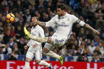 Sergio Ramos despeja un balón en el Real Madrid-Las Palmas.