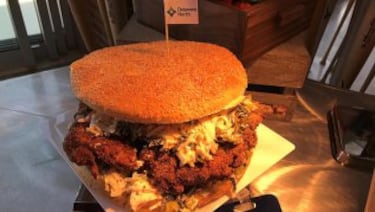 Eso no es una hambruguesa: eso es una chuleta de cerdo empanada puesta entre pan. Se vende para entre 4 y 6 personas en Atlanta.