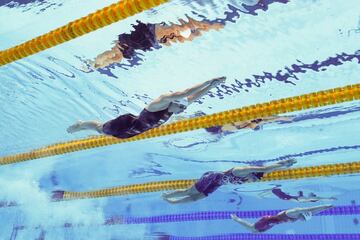 El fotógrafo del personal de Getty Images Al Bello utiliza con destreza una cámara robótica submarina para capturar este encuadre durante la semifinal del Medley individual femenino de 200 metros en el cuarto día de los Juegos Olímpicos de Tokio 2020. El momento de Bello para crear esta imagen es impecable, ya que toma la cámara robótica justo cuando los nadadores se empujan de la pared y están completamente extendidos en el agua.