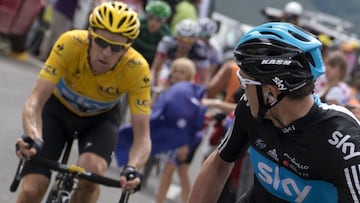 Chris Froome espera a Bradley Wiggins durante la decimos&eacute;ptima etapa del Tour de Francia 2012 con final en Peyragudes.