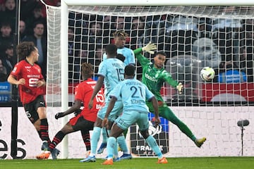 El delantero del Rennes, Amine Gouiri, anota el 1-0 ante el Stade de Reims.