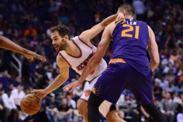 José Calderon dribla a Alex Len.