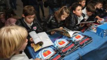 Jugadores de la cantera del Numancia con el album de cromos.