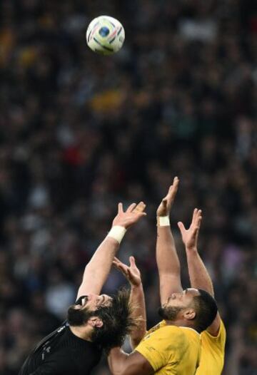 Sam Whitelock y Sekope Kepu.