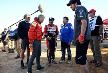 Fernando Alonso charla con Jesús Calleja. Fernando Alonso destrozó una rueda del Toyota que le hizo perder horas.