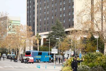 Llegada del autobús del FC Barcelona al hotel de concentración. 