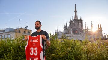 Nikola Mirotic, con el Duomo a la espalda, durante su presentación como nuevo jugador del Armani Milán.