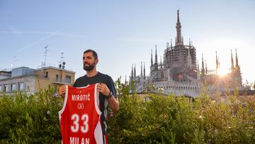 Nikola Mirotic, con el Duomo a la espalda, durante su presentaci¨®n como nuevo jugador del Armani Mil¨¢n.