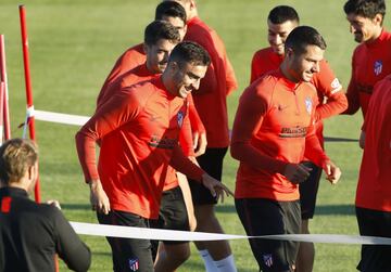 Bromas y buen ambiente en el entrenamiento del Atleti