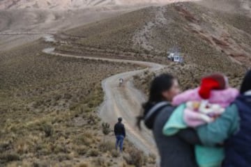 Pobladores observan el paso de los competidores durante la quinta etapa entre Tupiza y Oruro.