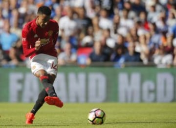 Jesse Lingard marca el primer gol del Manchester United.