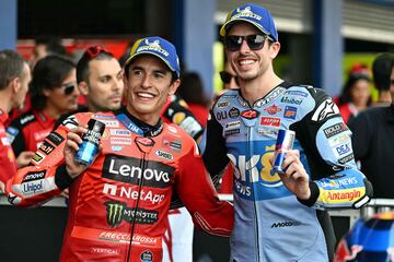 Alex M¨¢rquez y Marc M¨¢rquez tras finalizar la carrera al esprint.