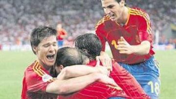 <b>ALEGRÍA DESBORDADA. </b>Xabi Alonso, Pernía, Raúl y Cesc abrazan a Torres después de que lograra el segundo tanto de España.