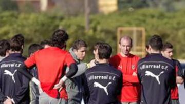 <b>COMUNICACIÓN.</b> Juan Carlos Garrido se está caracterizando por el continuo diálogo con sus futbolistas en los entrenamientos.
