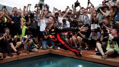 Ricciardo celebra la victoria en Mónaco 2018 con Red Bull.