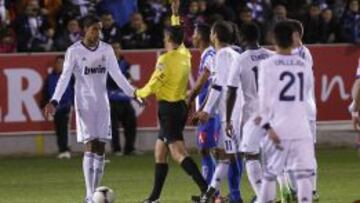 Teixeira Vitienes amonesta a Varane.