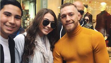 Conor McGregor junto a dos fans.