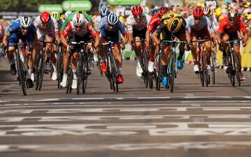 Cycling - Tour de France - The 177-km Stage 16 from Nimes to Nimes - July 23, 2019 - Lotto Soudal rider Caleb Ewan of Australia, Deceuninck-Quick Step rider Elia Viviani of Italy and Team Jumbo-Visma rider Dylan Groenewegen of the Netherlands sprint towards the line. REUTERS/Gonzalo Fuentes