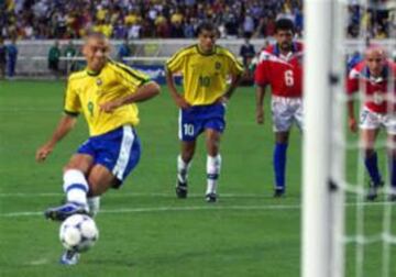 Luiz Nazario Da Lima, 'Ronaldo': El histórico 'Fenómeno' también fue verdugo de Chile, selección a la cual le anotó en 5 oportunidades. Recordada es su actuación en los octavos de final de Francia 98', en donde le marcó 2 goles a Nelson Tapia