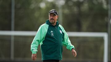 El entrenador Rafa Ben¨ªtez, durante una sesi¨®n de trabajo del Celta en su ciudad deportiva.