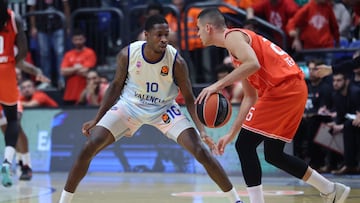 Tel Aviv (Israel), 05/02/2026.- Valencia's Omari Moore (L) in action against Hapoel Tel Aviv's Yam Madar (R) during the Euroleague basketball match between Hapoel Tel Aviv and Valencia Basket, in Tel Aviv, Israel, 05 February 2026. (Baloncesto, Euroliga) EFE/EPA/ABIR SULTAN