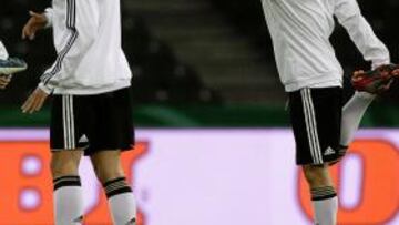Ozil abandona el entrenamiento con Alemania por molestias en la rodilla