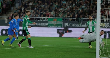 0-2. Gran jugada de los colchoneros. Matteo Ruggeri para Álex Baena que se la da a Ademola Lookman y este se la devuelve a Matteo Ruggeri, se interna en el área bética y asiste a Giuliano para anotar el segundo.