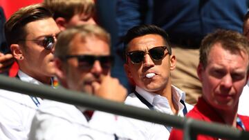 Alexis viendo el partido ante el Chelsea en la grada.