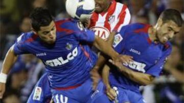 Albín salta a por un balón junto a Assunçao y Celestini