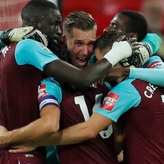 West Ham da la vuelta y vence en casa del Tottenham; Chicharito no jugó