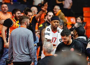 Tensi¨®n entre jugadores del Hapoel y aficionados del Valencia