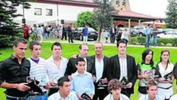 <b>BUEN AMBIENTE. </b>El ambiente de la entrega de los premios Quini fue muy agradable y todos los galardonados que pudieron asistir al acto, posaron con los trofeos en las instalaciones de La Llorea. Por su parte, David Barral, con su hija en brazos, recogió el premio al gol 1.000 logrado en El Molinón, que estaba patrocinado por 'El Comercio'. Bilic y Quini pusieron la nota simpática de la entrega, en el momento en que el croata se colocó la montera picona dudando si sería de su talla.