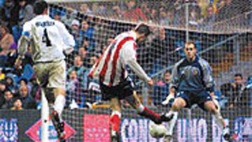 <B>YA MARCÓ EN EL BERNABÉU</B>. Fernando Torres batió a Carlos Sánchez en el Madrid-Atlético del Centenario, celebrado el 2 de enero del año 2002.