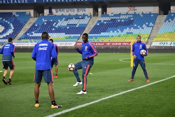 Cristian Zapata trabajando con balón durante el calentamiento en el Estadio de Suwon