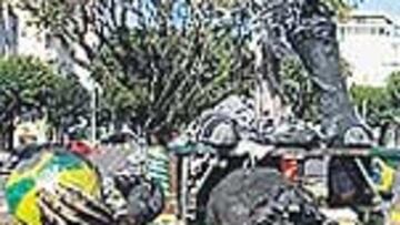 Estatua de Ronaldinho quemada.